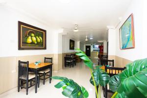a dining room with a table and chairs at Hotel Costa Caribe BAQ in Barranquilla