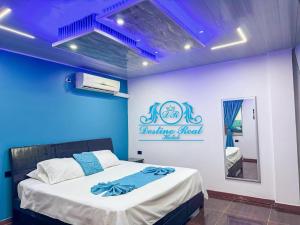 a bedroom with a bed with a blue ceiling at Destino real hotel in Arauca