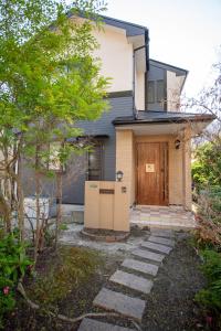 ein Haus mit der Vordertür davon in der Unterkunft 飛梅の宿Tobiume inn in Dazaifu