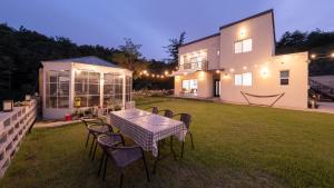 Κήπος έξω από το Gangneung WhiteN Pension