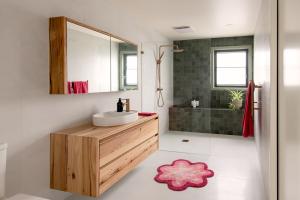 Koupelna v ubytování The Pool House - Beach Basketball Table Tennis + 7 fotografií