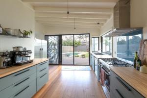 Kuchyň nebo kuchyňský kout v ubytování The Pool House - Beach Basketball Table Tennis