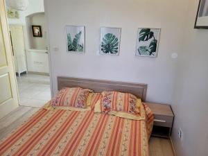 Una cama o camas en una habitación de Villa in Vidauban with Pool and BBQ Terrace 24 fotos más