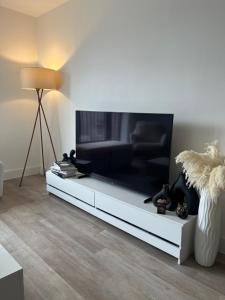 a living room with a large flat screen tv at Birmingham City Center View in Birmingham