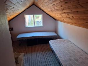 een kleine kamer met een bed en een raam bij 6 person holiday home in Gedser in Gedser