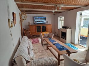 een woonkamer met een bank en een tafel bij 6 person holiday home in Gedser in Gedser