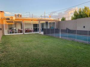a house with a swimming pool and a yard at Casa con todos los servicios in San Nicolas