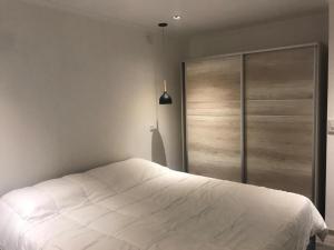 a bedroom with a white bed and a closet at Casa con todos los servicios in San Nicolas +5 photos