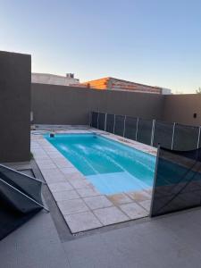 a swimming pool on top of a building at Casa con todos los servicios in San Nicolas