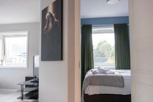 トロムソにあるPractical 3-Beds Apartment in Tromsøのベッドと窓のある寝室