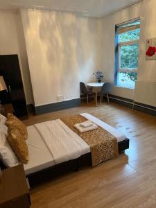 Postel nebo postele na pokoji v ubytování Cozy London House Retreat + 16 fotografií