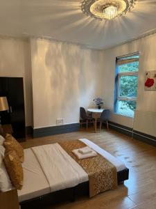 Postel nebo postele na pokoji v ubytování Cozy London House Retreat