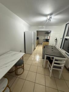 Kuchyň nebo kuchyňský kout v ubytování Cozy London House Retreat