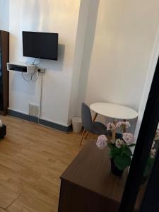 TV a/nebo společenská místnost v ubytování Cozy London House Retreat