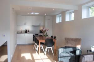 une cuisine et une salle à manger avec une table et des chaises dans l'établissement Arctic View 2-Bedroom Apartment, à Tromsø