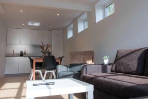 un salon avec un canapé et une table dans l'établissement Arctic View 2-Bedroom Apartment, à Tromsø