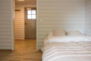 Katil atau katil-katil dalam bilik di Heart of Tromsø Cozy apartment