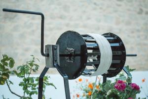 Un fan del black metal con flores en un jardín en Garden of Apollo, en Korinthos