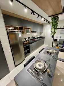 a kitchen with a table and chairs in a kitchen at Studio 152 novo, completo com ar condicionado e muito bem decorado - centro in Mogi das Cruzes
