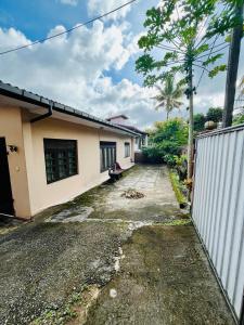 une rue vide devant une maison dans l'établissement Peaceful Haven Cozy Retreat, à Nugegoda