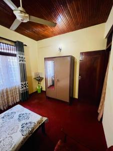 - une chambre avec un lit et une porte coulissante dans l'établissement Peaceful Haven Cozy Retreat, à Nugegoda