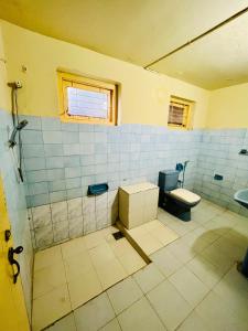 une salle de bain avec toilettes et lavabo dans l'établissement Peaceful Haven Cozy Retreat, à Nugegoda
