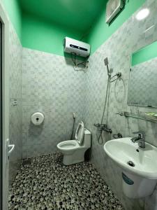 un bagno con un water bianco e un lavandino di Horizon Coffee-Homestay Đà Lạt a Xuan An