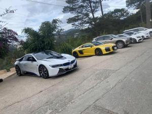 una fila di costose Lamborghini parcheggiate una dietro l'altra di Horizon Coffee-Homestay Đà Lạt a Xuan An 1 altra foto