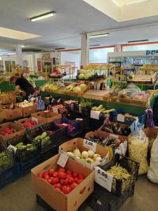 プロブディフにあるGood Mood Roomの果物や野菜の箱が並ぶ市場の青果売り場