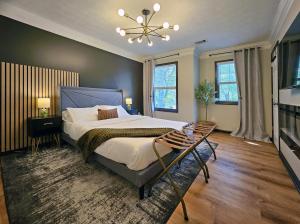 une chambre avec un grand lit et un lustre dans l'établissement Sleeps 10 Pet-friendly 4br Near Hospital, à Lawrenceville 42 autres photos