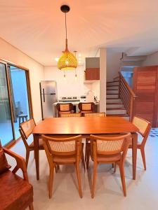 Una cocina y un comedor con mesa y sillas. en Pousada Pantai Maresias, en Maresias
