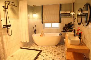 Bilik mandi di pine house +147 gambar