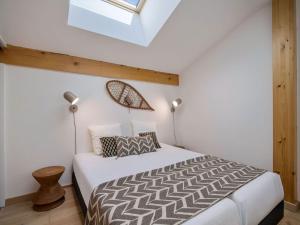 a bedroom with a bed and two lamps and a window at Confort à Les Saisies, appartement pour 6 personnes avec parking - FR-1-809-28 in Les Saisies