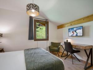 a bedroom with a bed and a desk and a window at Confort à Les Saisies, appartement pour 6 personnes avec parking - FR-1-809-28 in Les Saisies