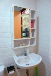 un baño con lavabo y espejo en SS21 Hidden Gem in Jakarta, en Yakarta 10 fotos más