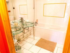 une salle de bain avec un lavabo en verre et une baignoire dans l'établissement Chambre familiale au calme près de la Loire - FR-1-590-311, à Guilly