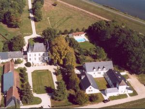 - une vue aérienne sur un grand domaine avec une maison dans l'établissement Chambre familiale au calme près de la Loire - FR-1-590-311, à Guilly
