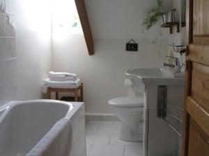 une salle de bain avec une baignoire, des toilettes et un lavabo dans l'établissement Charmantes Chambres d'Hôtes près de la Loire - FR-1-590-294, à Guilly