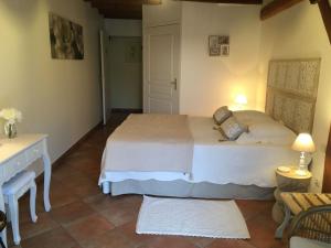 Ένα ή περισσότερα κρεβάτια σε δωμάτιο στο Chambre d'hôtes avec charme discret, à la ferme - FR-1-591-673