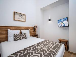a bedroom with a large white bed in a room at Appartement T2 confort 4 pers., parking inclus - FR-1-809-29 in Les Saisies