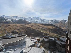 a view of a city with mountains in the background at Duplex confortable au cœur de Val Thorens, balcon, proche des pistes, accepte les animaux - FR-1-640-79 in Val Thorens