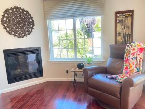 sala de estar con silla de cuero y chimenea en Spacious One Bedroom Near San Francisco, en Richmond
