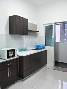 Η κουζίνα ή μικρή κουζίνα στο Cozy Stay at Mesahill - 2 Queen Beds by Ahmed