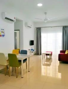 Μια τηλεόραση ή/και κέντρο ψυχαγωγίας στο Cozy Stay at Mesahill - 2 Queen Beds by Ahmed