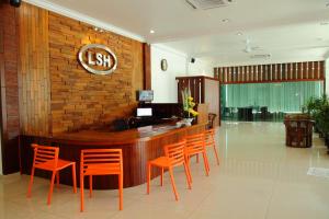 Lounge o bar area sa LSH Rest House