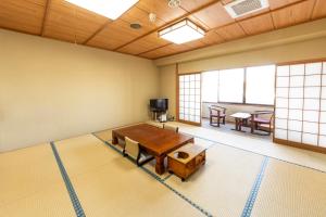 松浦市にある松浦シティホテルのテーブルと椅子が置かれた広い部屋