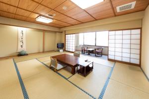 松浦市にある松浦シティホテルの部屋にテーブルと椅子がある部屋