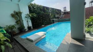 Una piscina con una cama en medio de un edificio. en SS21 Hidden Gem in Jakarta, en Yakarta