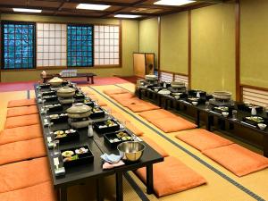 a large room with a bunch of tables with food at 割烹旅館月茂登 in Kakegawa +11 photos