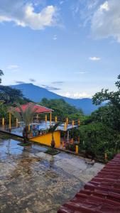 a resort with a view of a mountain at Finca San Antonio in Pluma Hidalgo